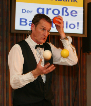 DER GROSSE BAGATELLO - Juggling